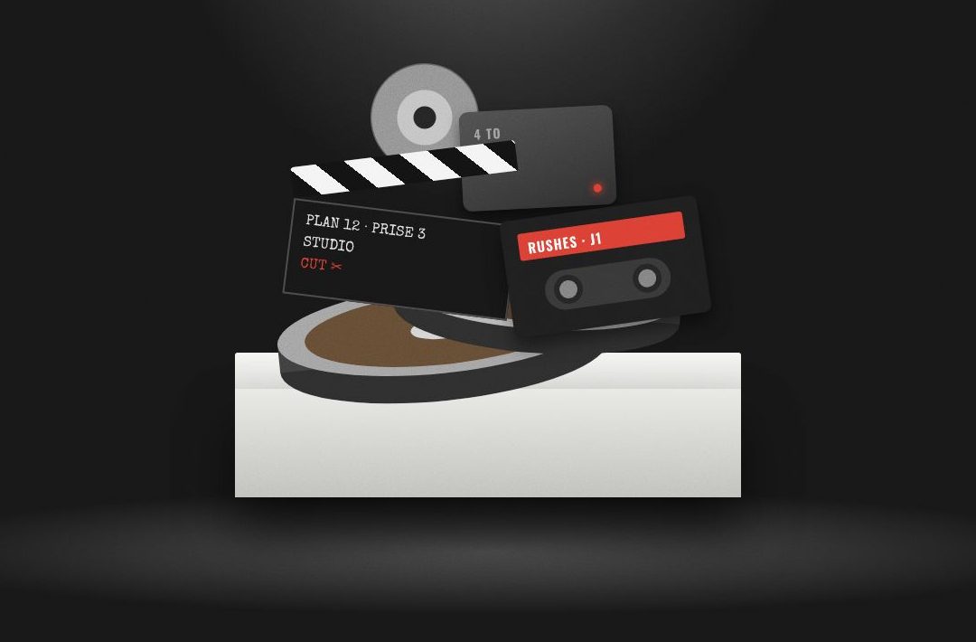 Bobines de film, clap, cassette et disque dur empilés sur un socle blanc, sous un projecteur